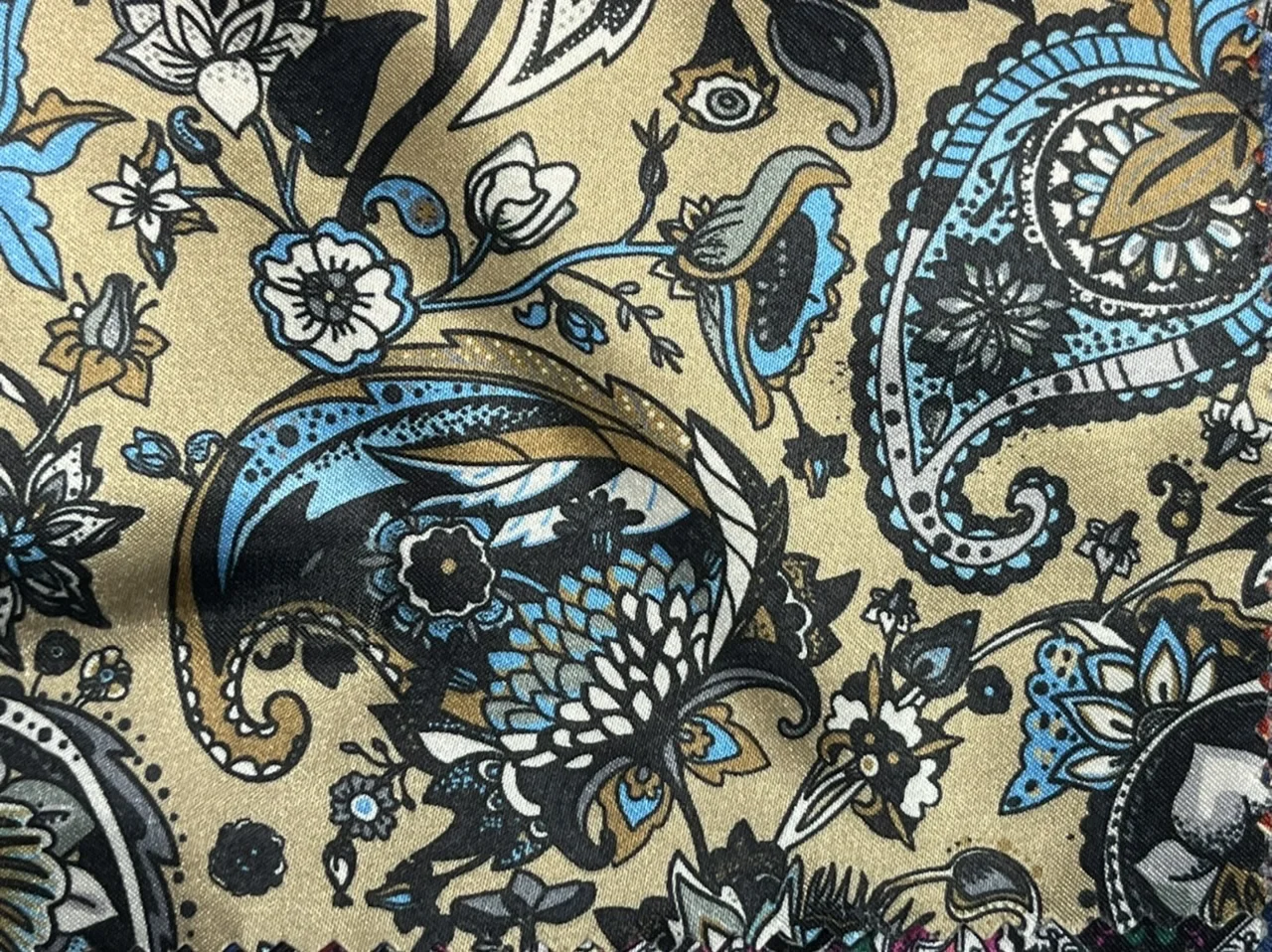 Flash Lining 28954-65 BEIGE W/BLUE PAISLEY fabric swatch