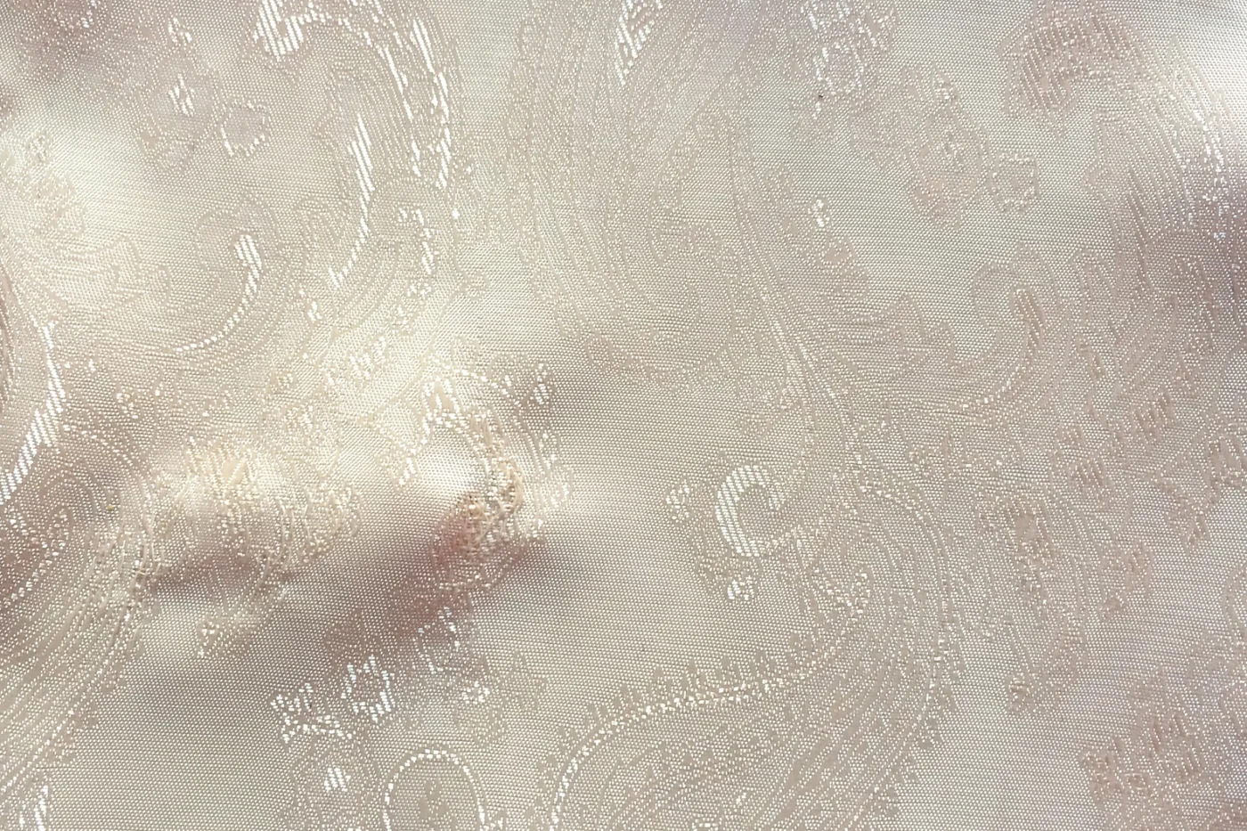 Linings 27052-52 CREAM PAISLEY fabric swatch