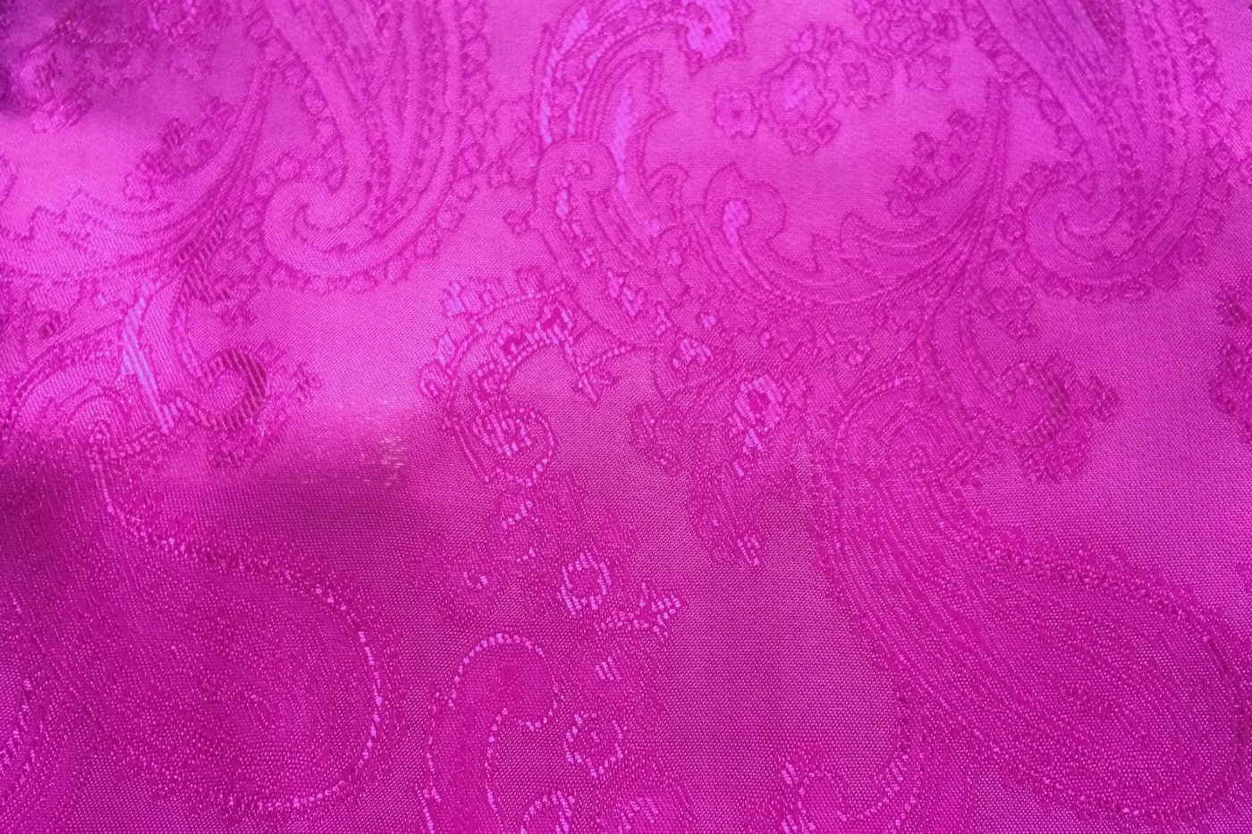 Linings 27056-52 FUCHSIA PINK PAISLEY fabric swatch