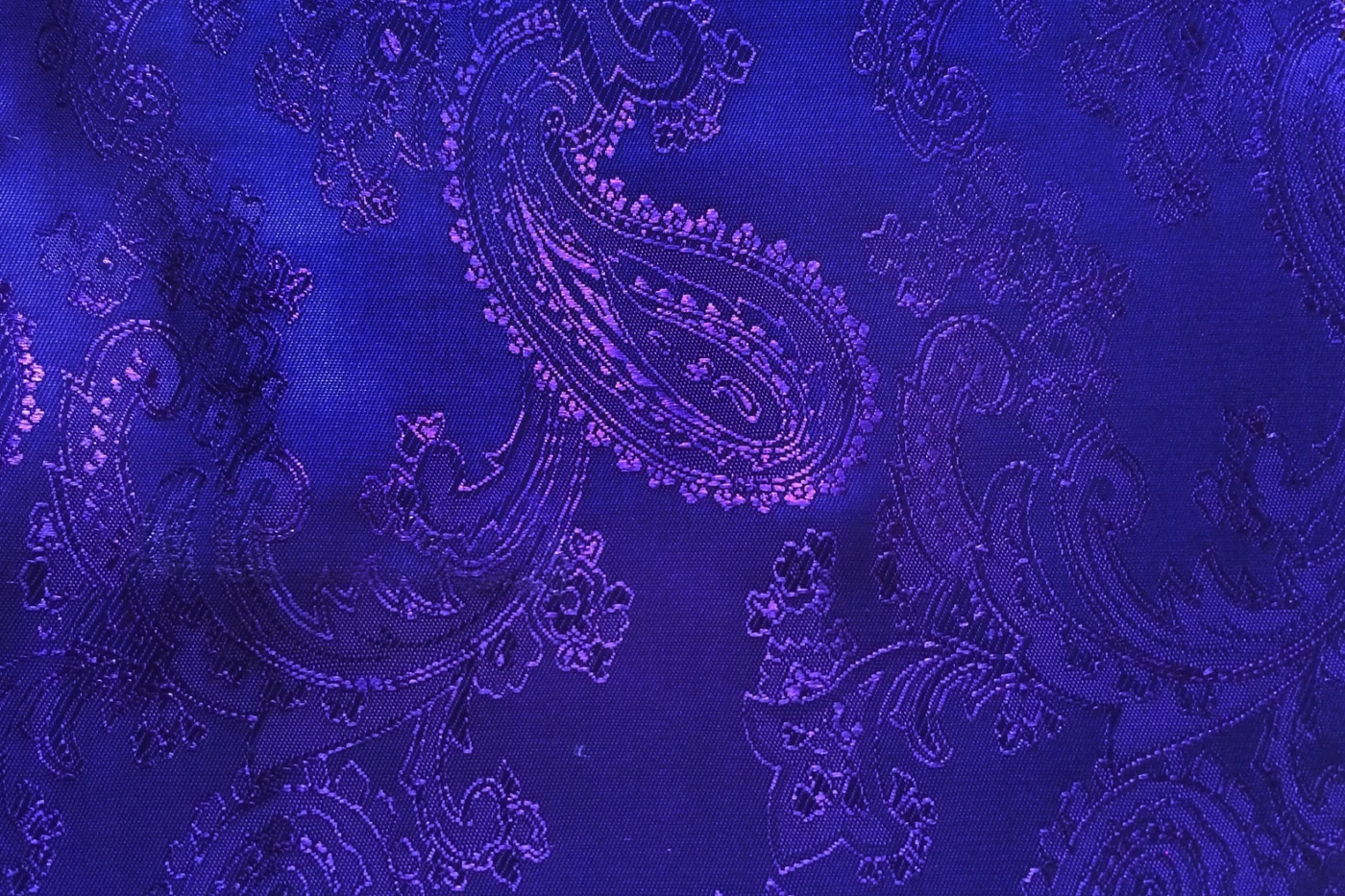 Linings 27057-52 PURPLE PAISLEY fabric swatch
