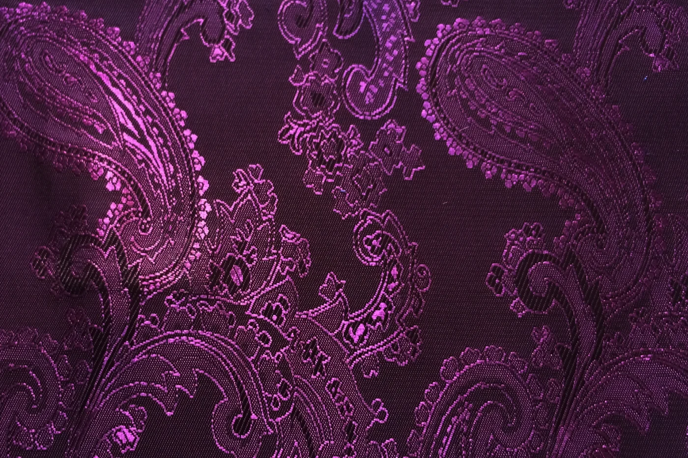 Linings 27058-52 AUBERGINE PAISLEY fabric swatch
