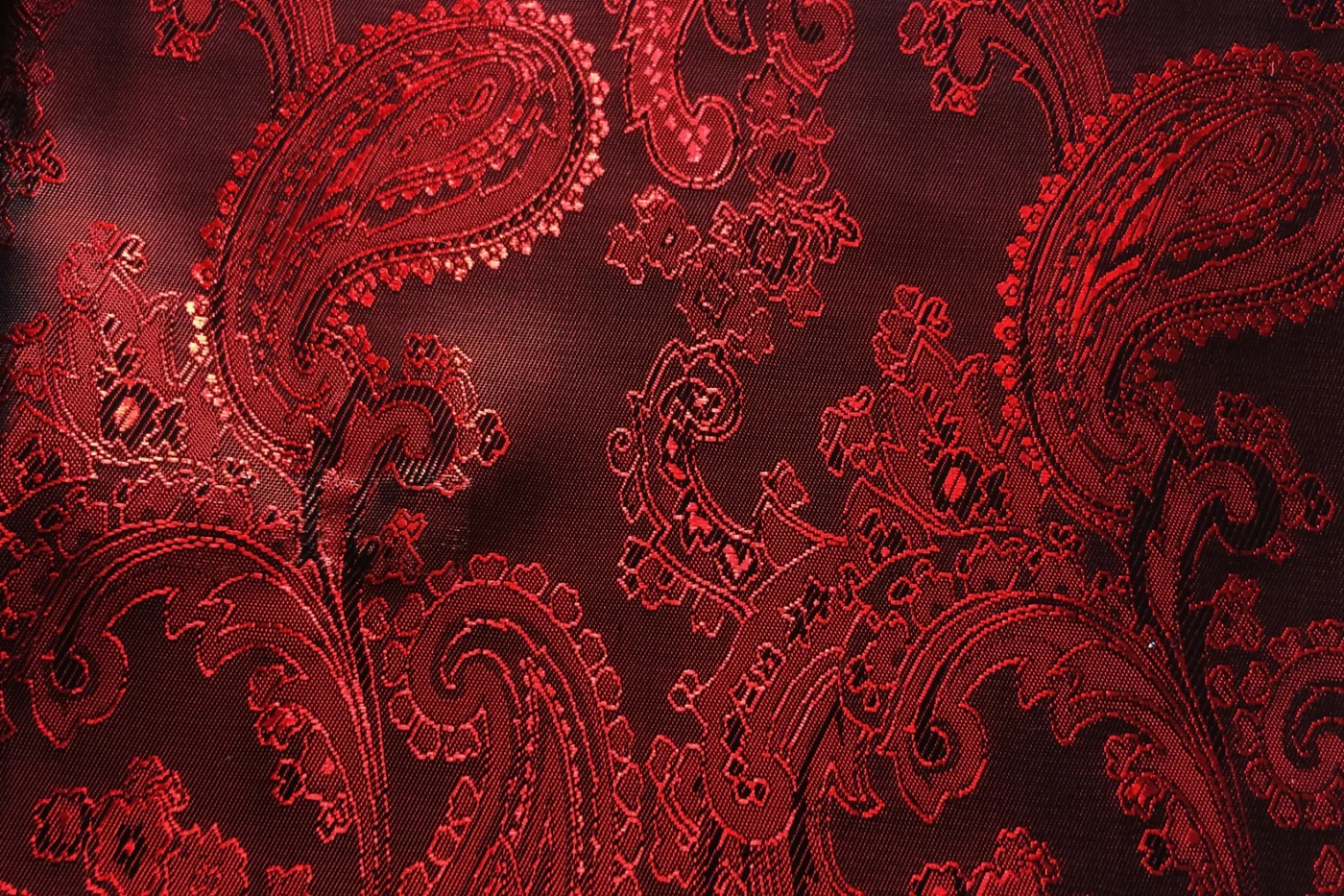 Linings 27062-52 RED PAISLEY fabric swatch