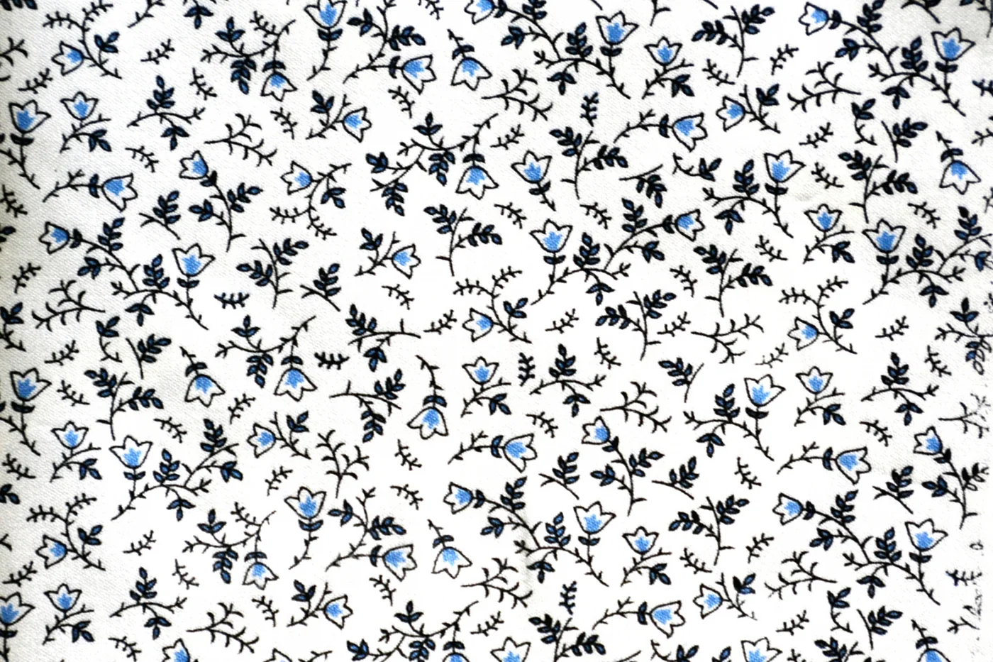 RD Shirting 28133-65 CREAM W/BLUE FLORAL fabric swatch